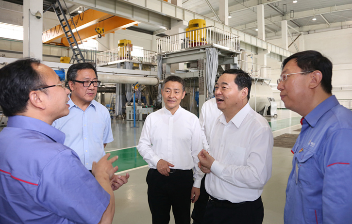 郝鹏与人生就是博官网集团一线科技人员深刻互换